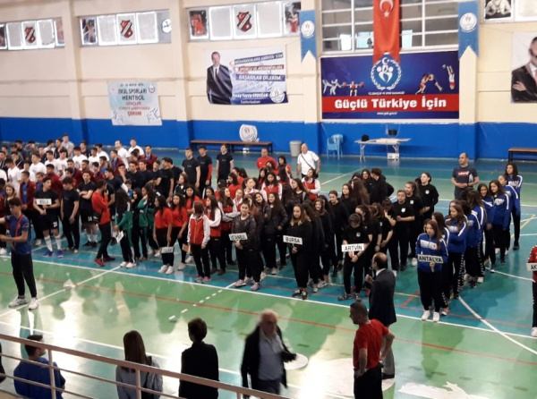 Çorum'da yapılan 22-26 Mayıs Liseler Kız Hentbol Türkiye Şampiyonası'nda grubumuzdaki 3 maçımızı kazanıp Grup 1. olarak İlk 4'e kalmayı garantiledik.