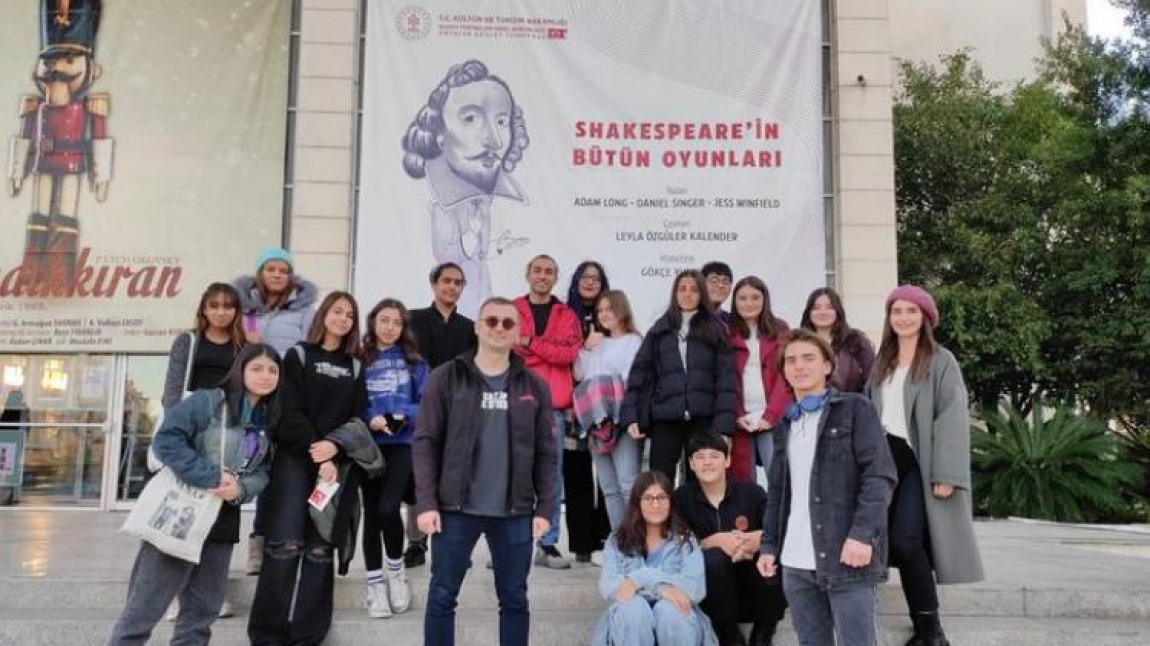 Ahenk Projesi Kapsamında  Öğrencilerimizle Antalya Devlet Tiyatrosunda  'Shakespeare'in Bütün Oyunları' Adlı Oyunu İzledik.