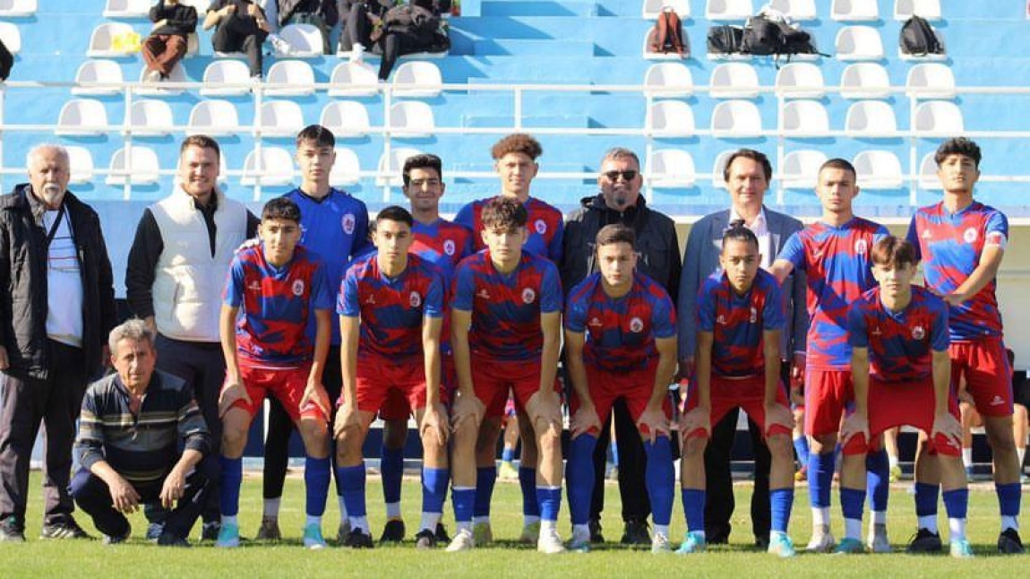 Antalya Liseler Arası Genç Erkekler Futbol Turnuvasında Okulumuz Futbol Takımı Birinci Olmuştur.